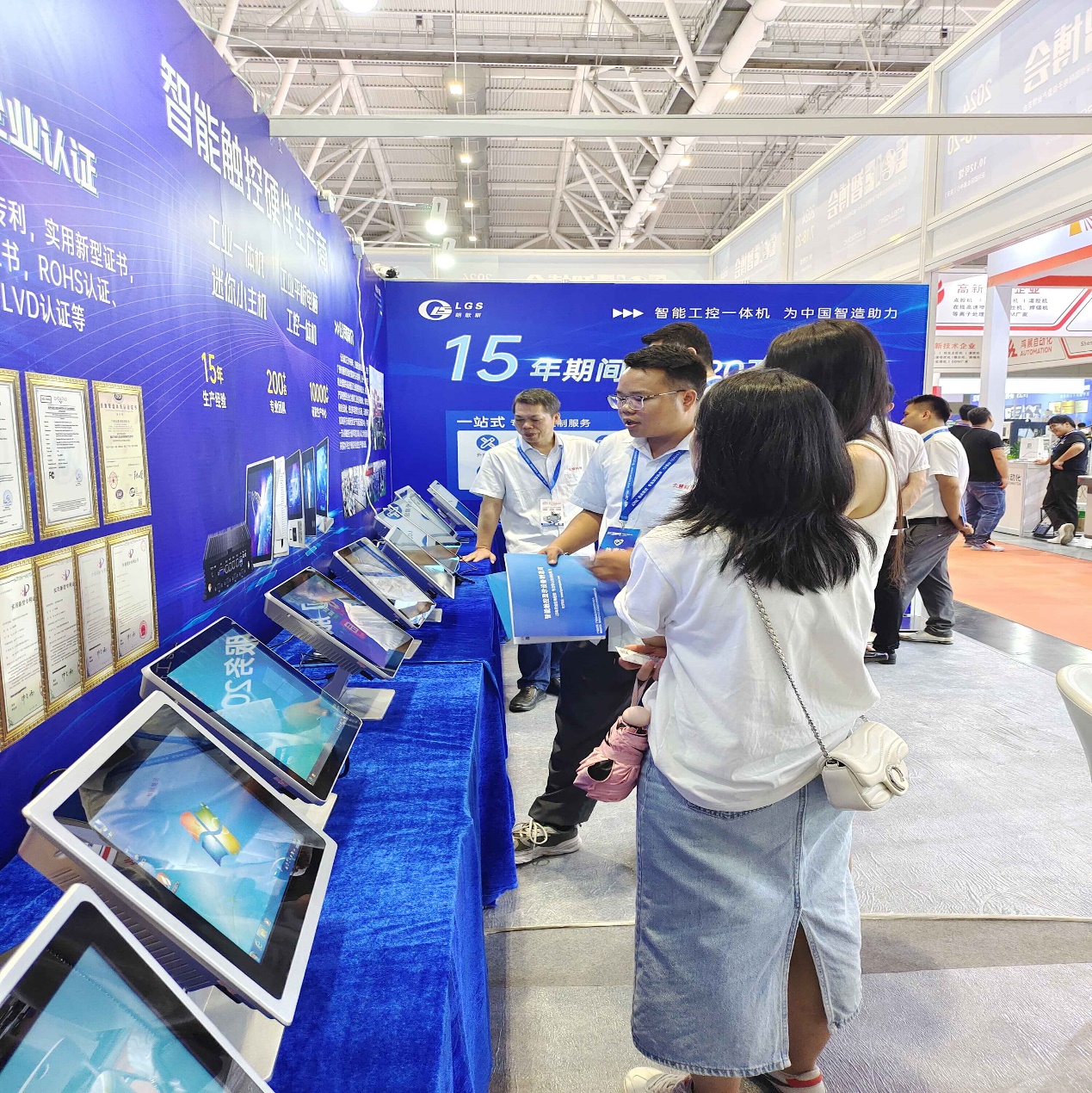 人站在商店門口 低可信度描述已自動生成