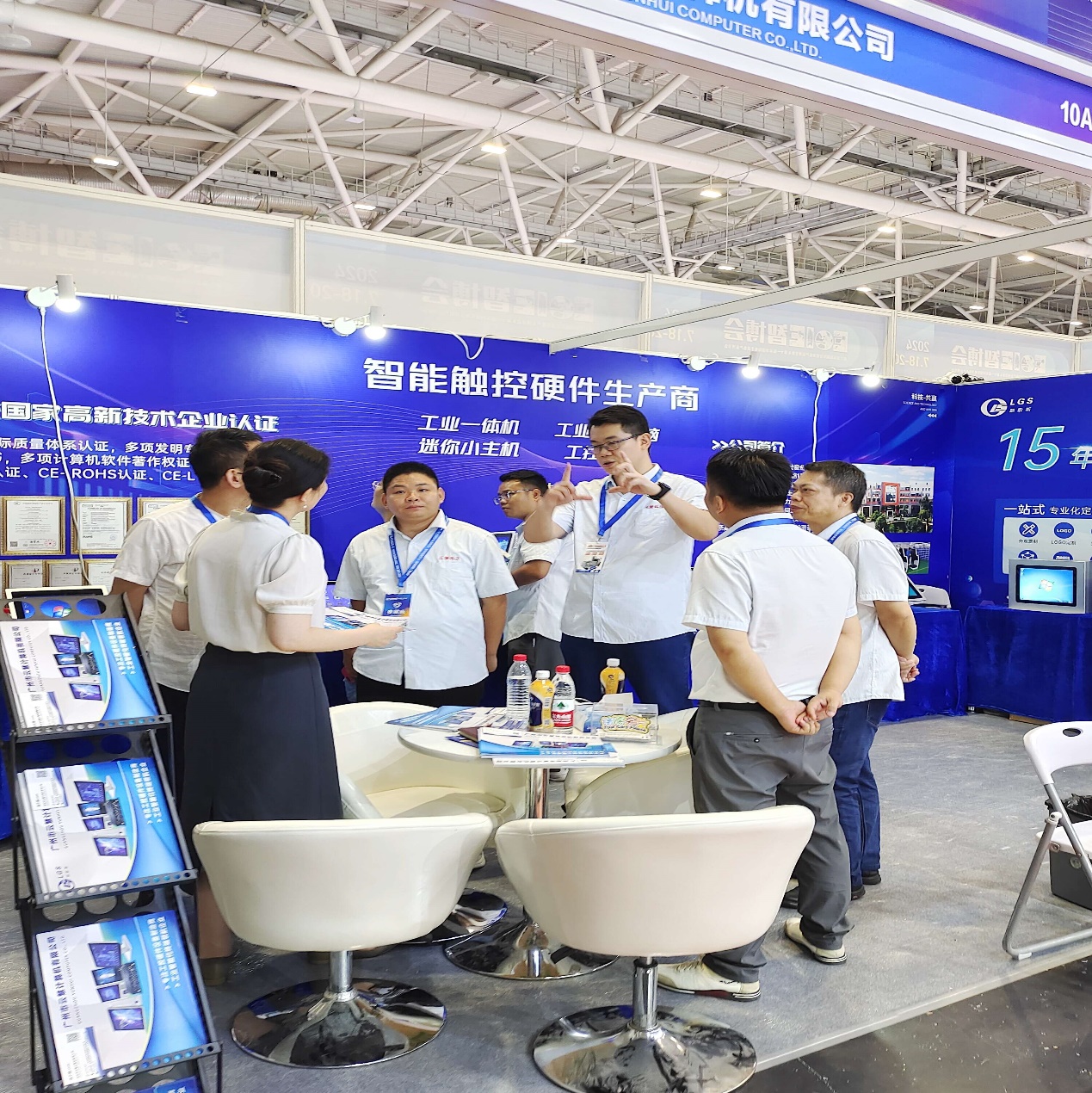 一群人在餐廳里 中度可信度描述已自動生成